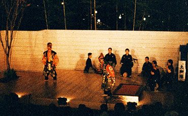 花博薪能「土蜘蛛」間狂言、ササガニ、茂山家　　1990年8月4日　写真 ：ユニオン・スクエアガーデン